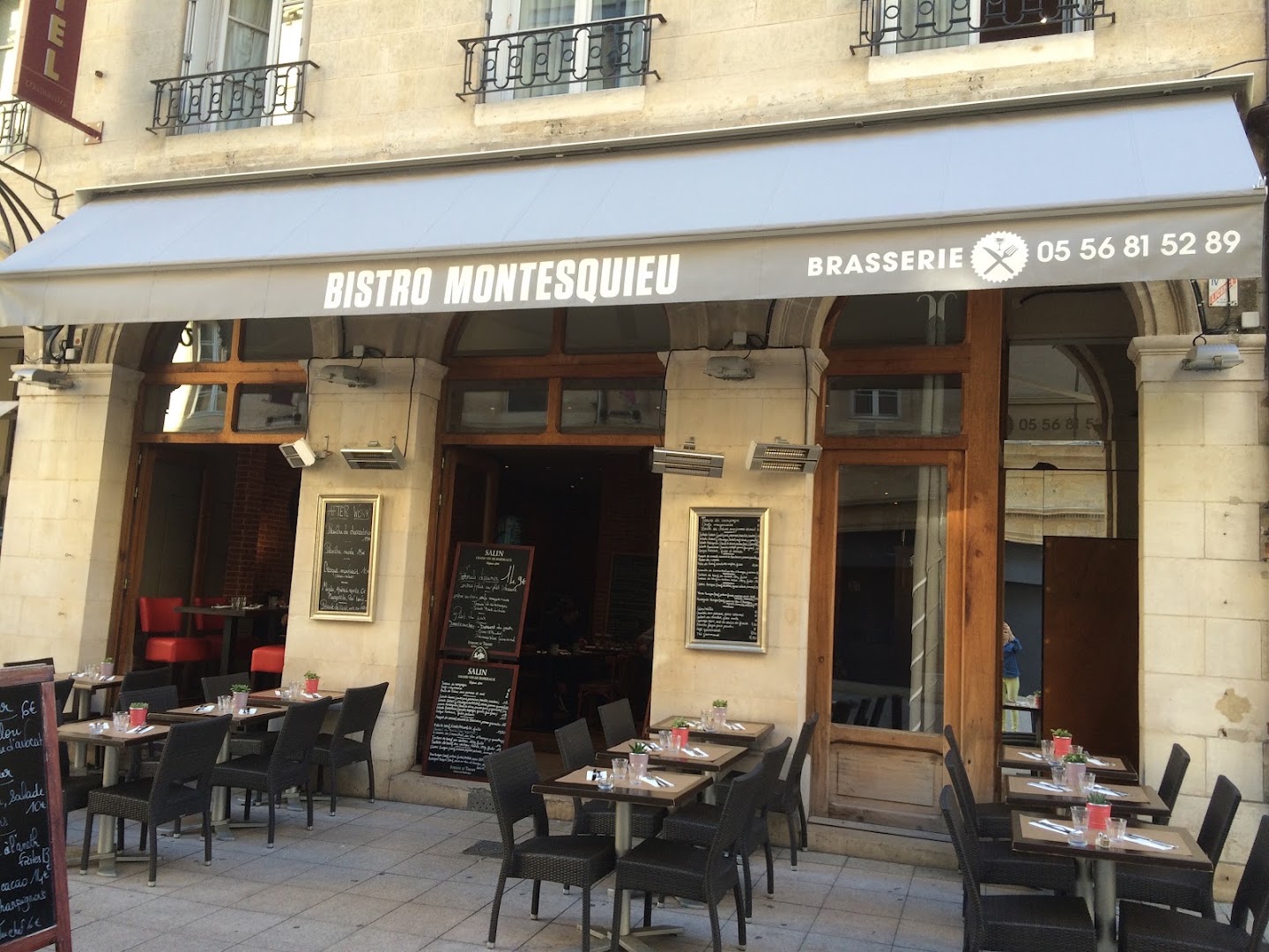 La façade et la terrasse du Bistro Montesquieu