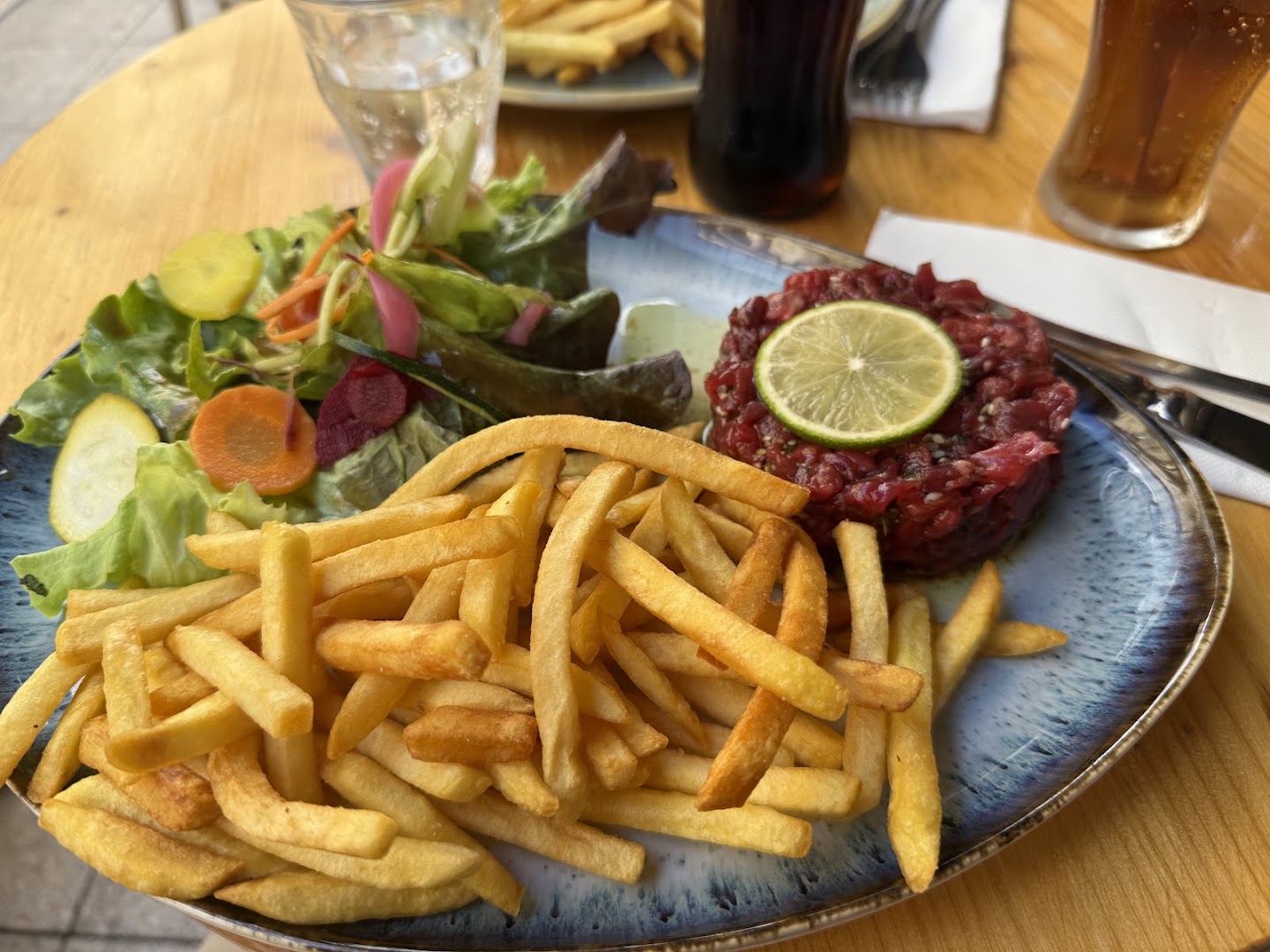 Un tartare avec frites, salade et citron au Bistro Montesquieu