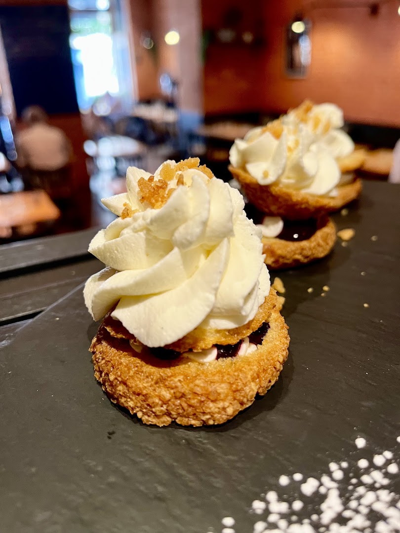 Un dessert individuel garni de crème fouettée