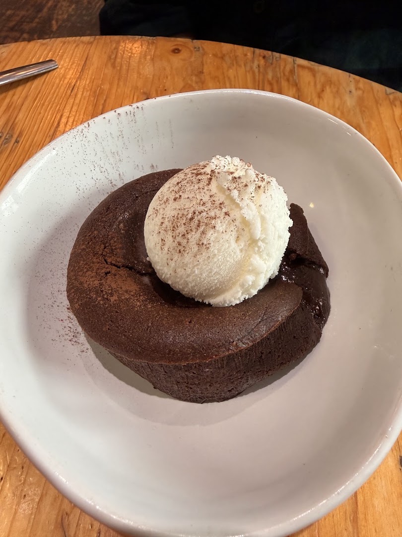 Un dessert au chocolat avec une boule de glace