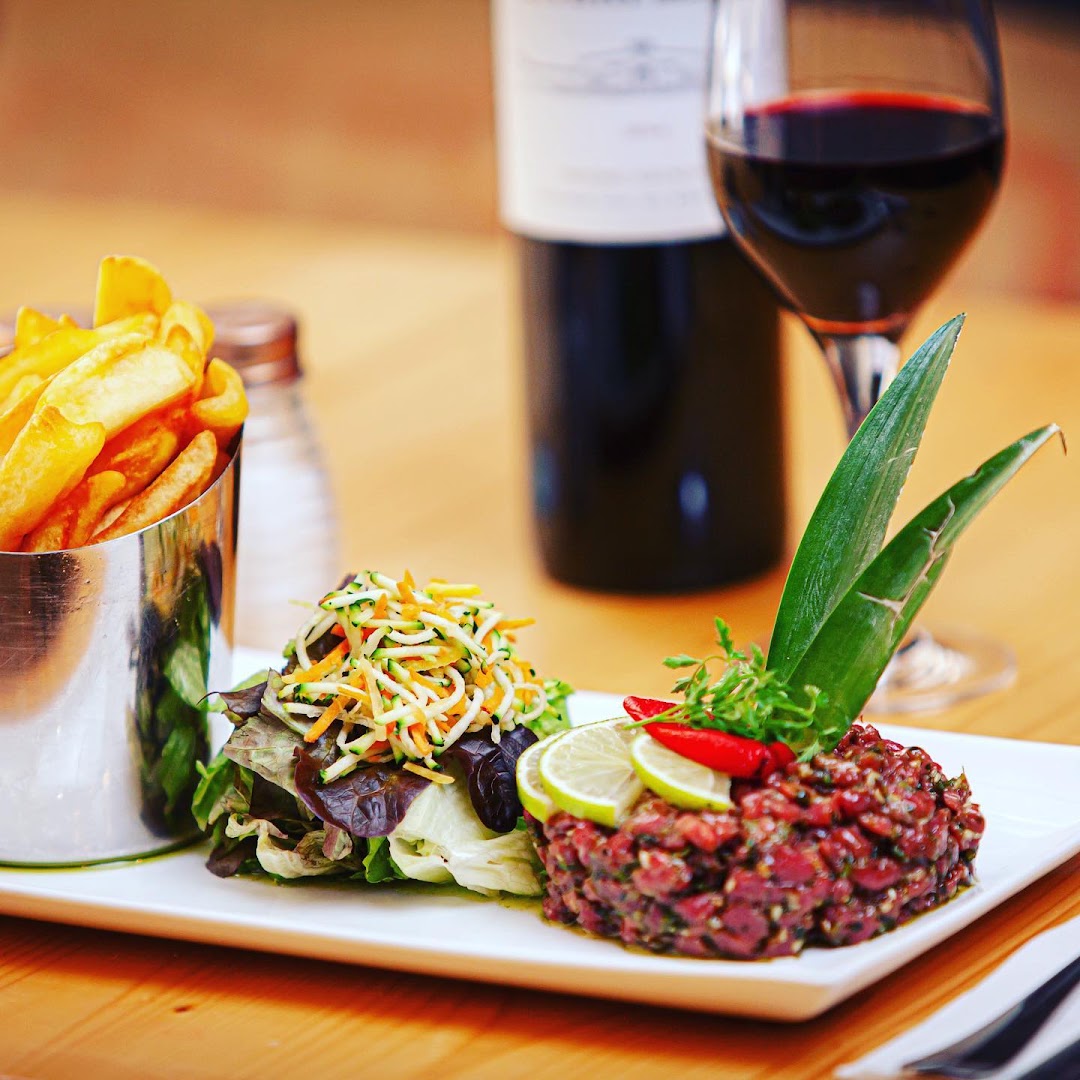 Un tartare avec salade, pommes de terre et pain grillé